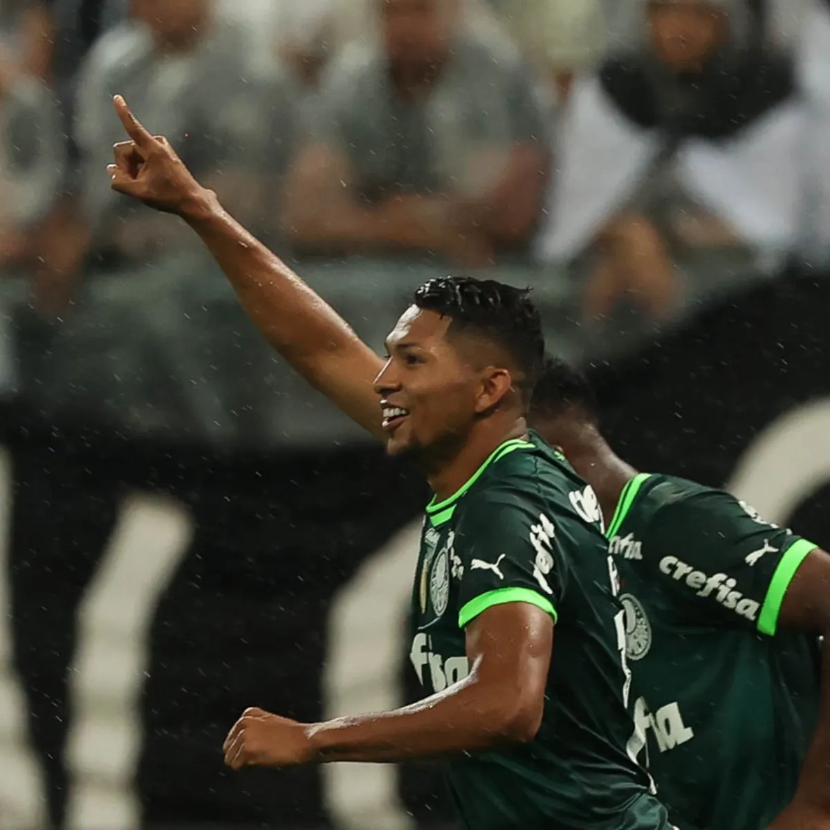 Rony marca de novo, Palmeiras bate Bragantino e retoma liderança